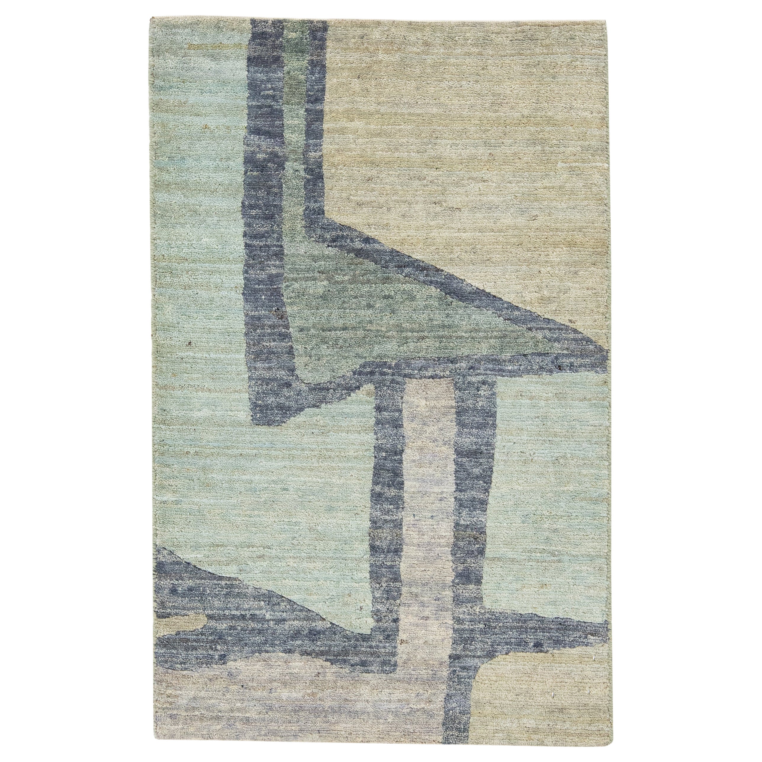 Tappeto moderno fatto a mano in lana personalizzato verde e beige astratto