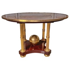 Table centrale de style néoclassique en acajou et bronze doré