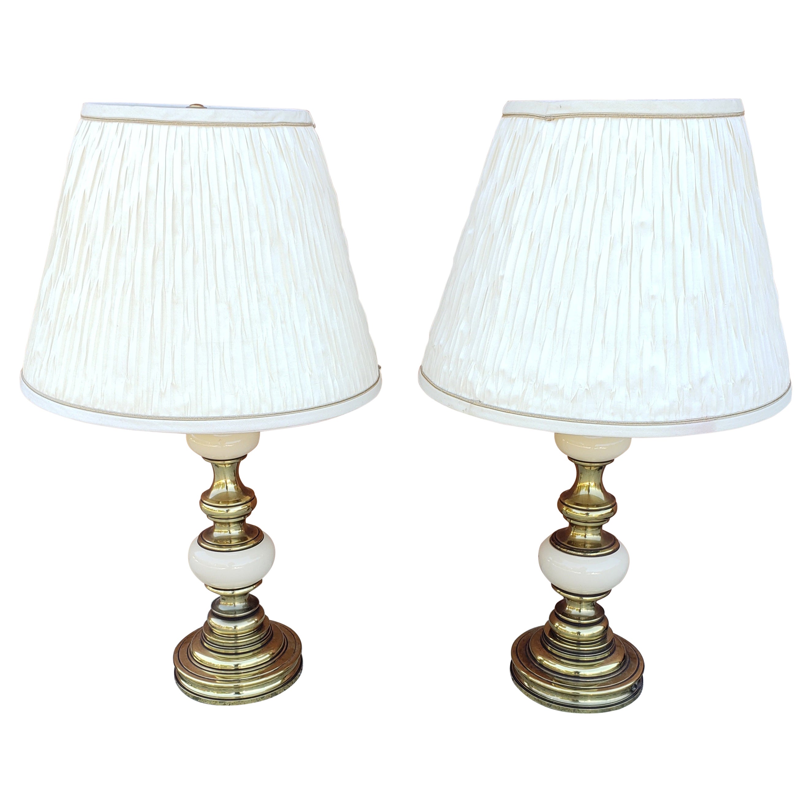 Paar schwere Stiffel-Tischlampen aus Messing und Porzellan