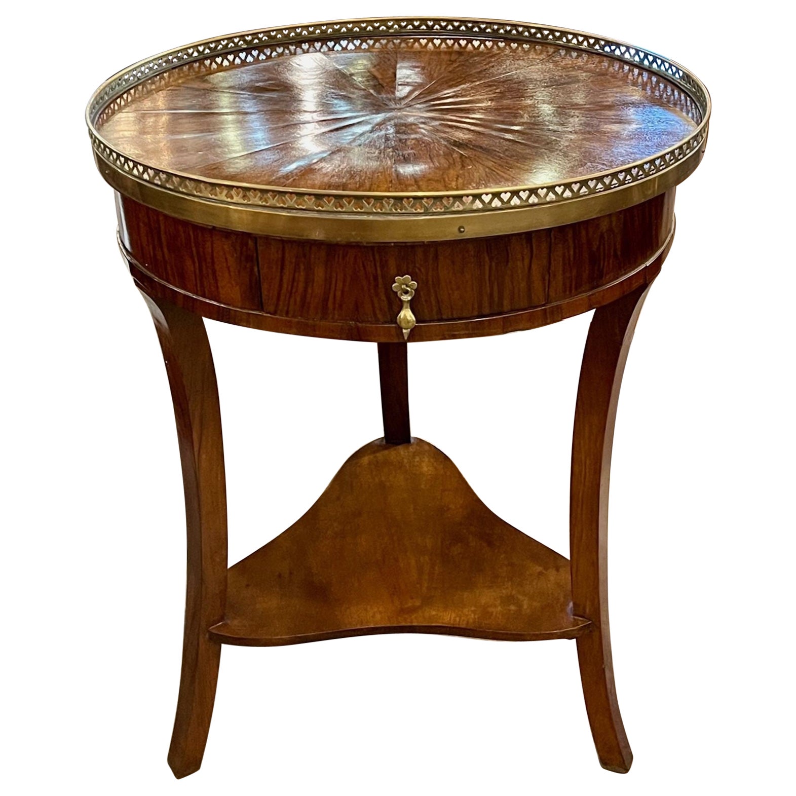 Table d'appoint Empire italienne du 19ème siècle en noyer avec galerie en laiton