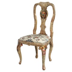 Chaise sculptée et peinte en argent doré avec brocatelle de soie à fleurs d'origine, 18ème siècle