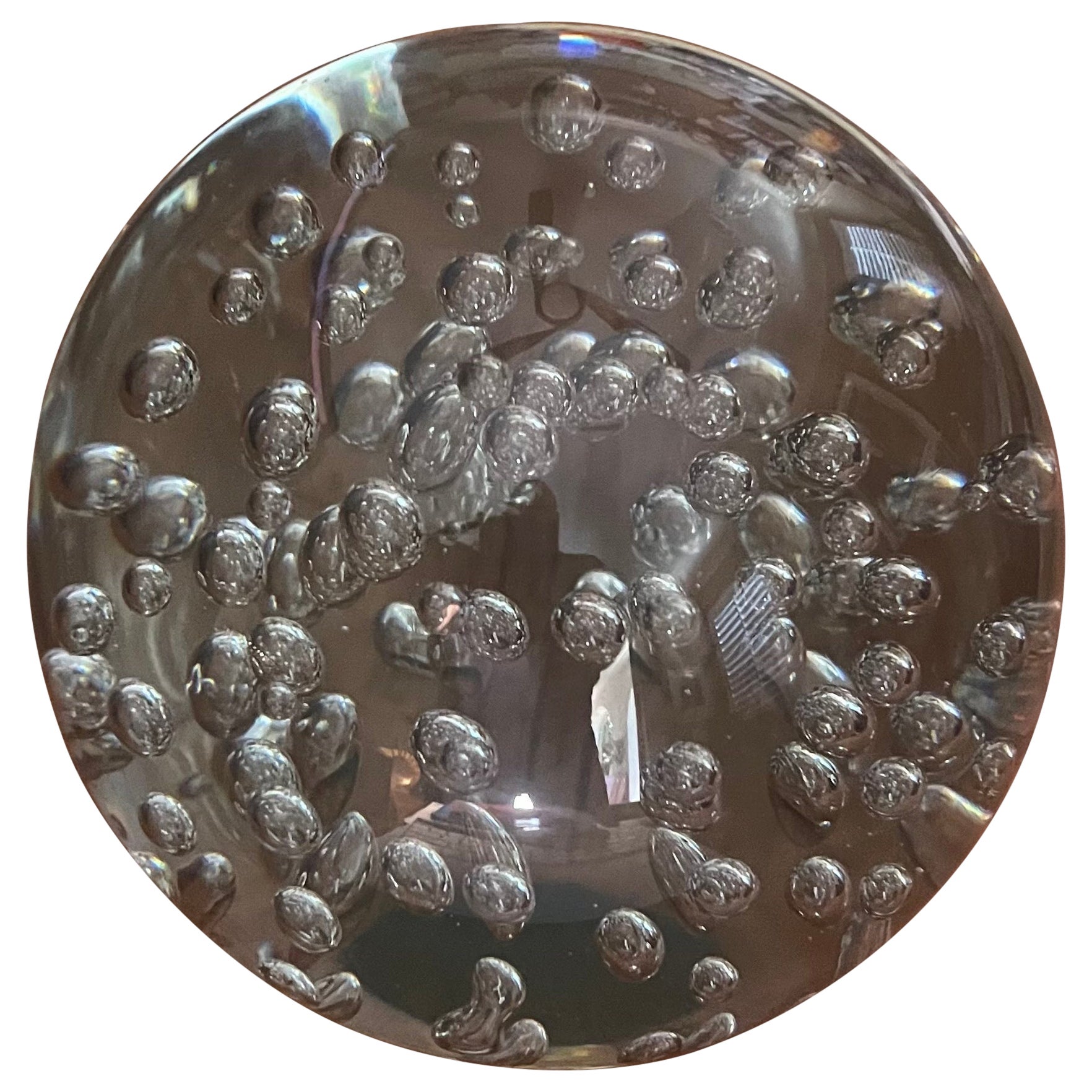 Grande sculpture d'orbe en verre d'art transparent ou presse-papiers avec bulles