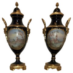 Pareja de urnas de porcelana