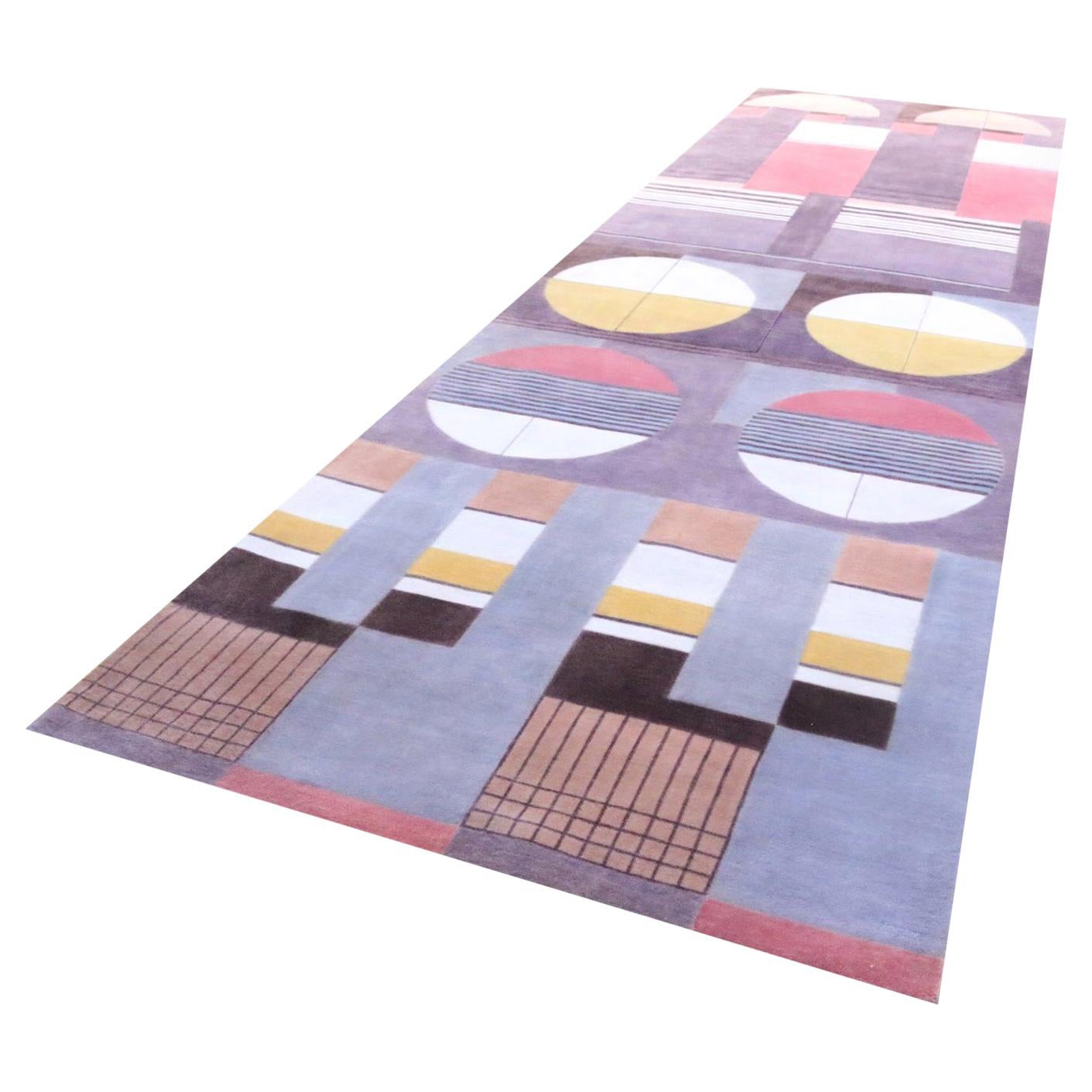 Grand tapis de couloir Bauhaus rose, violet, noir et blanc, noué à la main, en stock