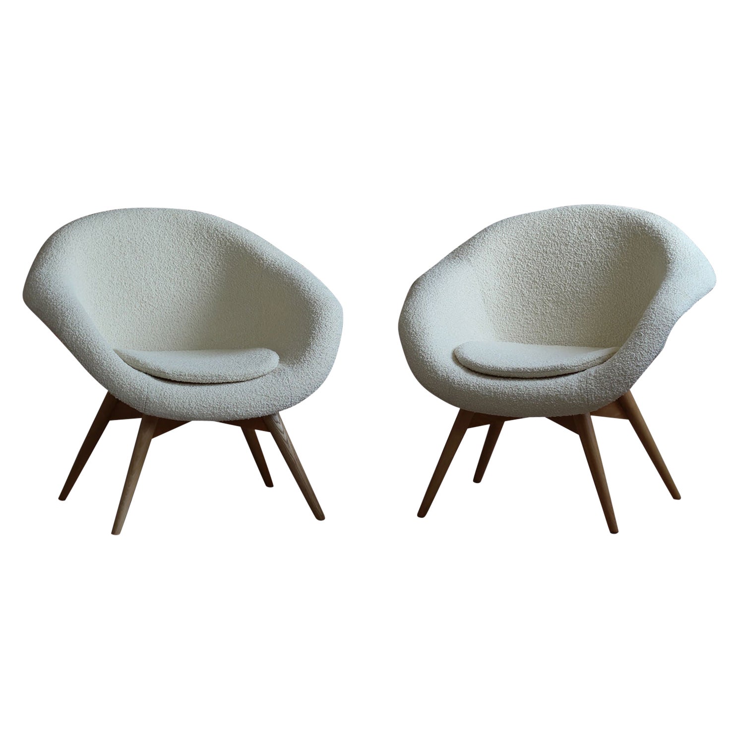 Mid-Century Modern Set of 2 Lounge Chairs Designed by Miroslav Navrátil, 1950s, Czech Republic For Sale