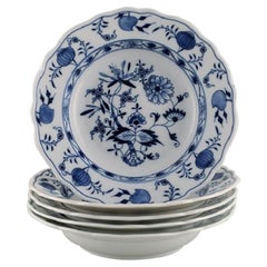 Cinq assiettes profondes en forme d'oignon bleu de Meissen en porcelaine peinte à la main. Début du XXe siècle