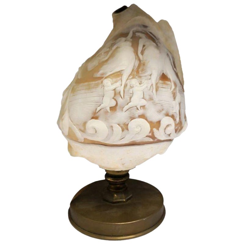 Lampe sculptée dans une coquille camée sur une base en bronze