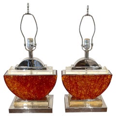 Zwei französische halbmondförmige Tischlampen aus versilberter Bronze und orangefarbenem Lucite aus den 1980er Jahren 