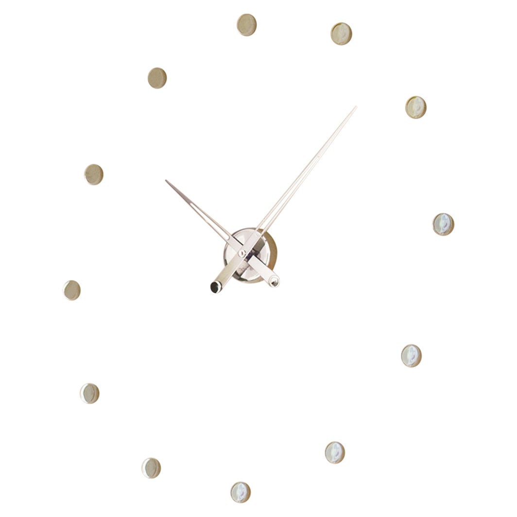 Reloj Mini Merlin de Nomon. Reloj de pared adhesivo de acero y nogal.