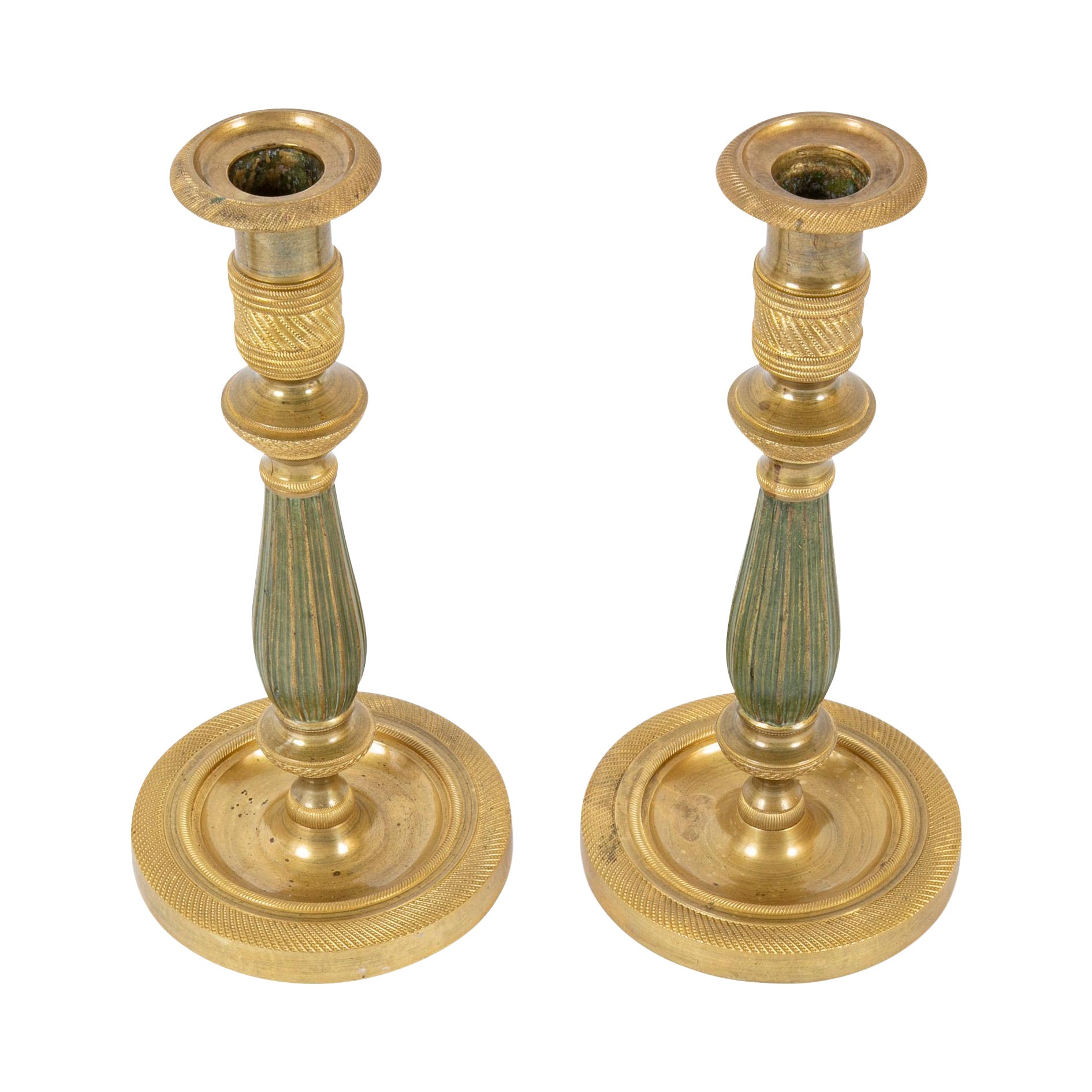 Paar Kerzenständer aus vergoldeter und patinierter Bronze