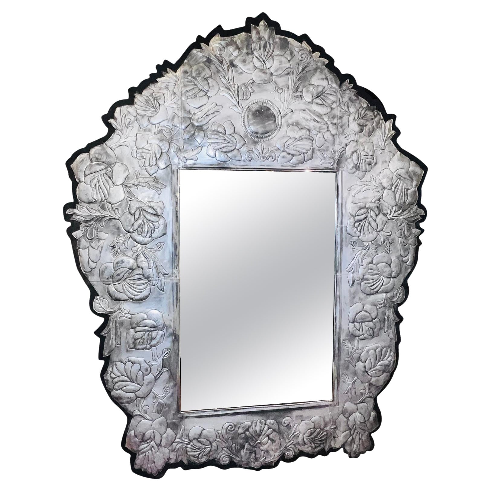 Großer Spiegel „Repousse“ aus der Mitte des Jahrhunderts im Angebot