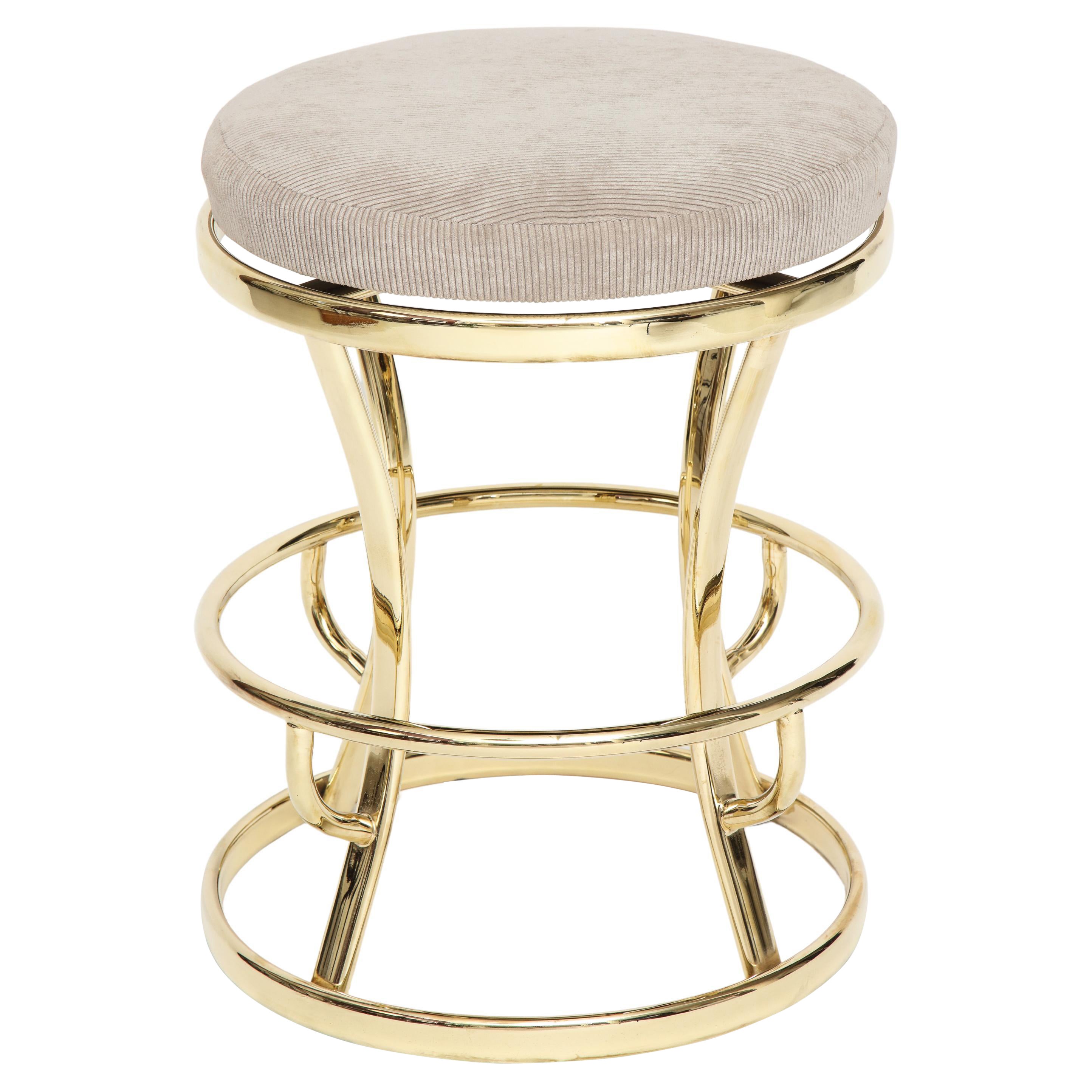 Brass and grey barstools, midcentury, France, 1970s

Beautiful restored brass barstools with grey corduroy top that swivels. Adds glamour to any room. Picture shows 6 but only 4 in this listing.