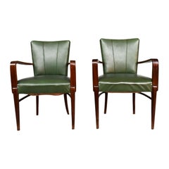Paire de fauteuils des années 1940 en similicuir vert et hêtre