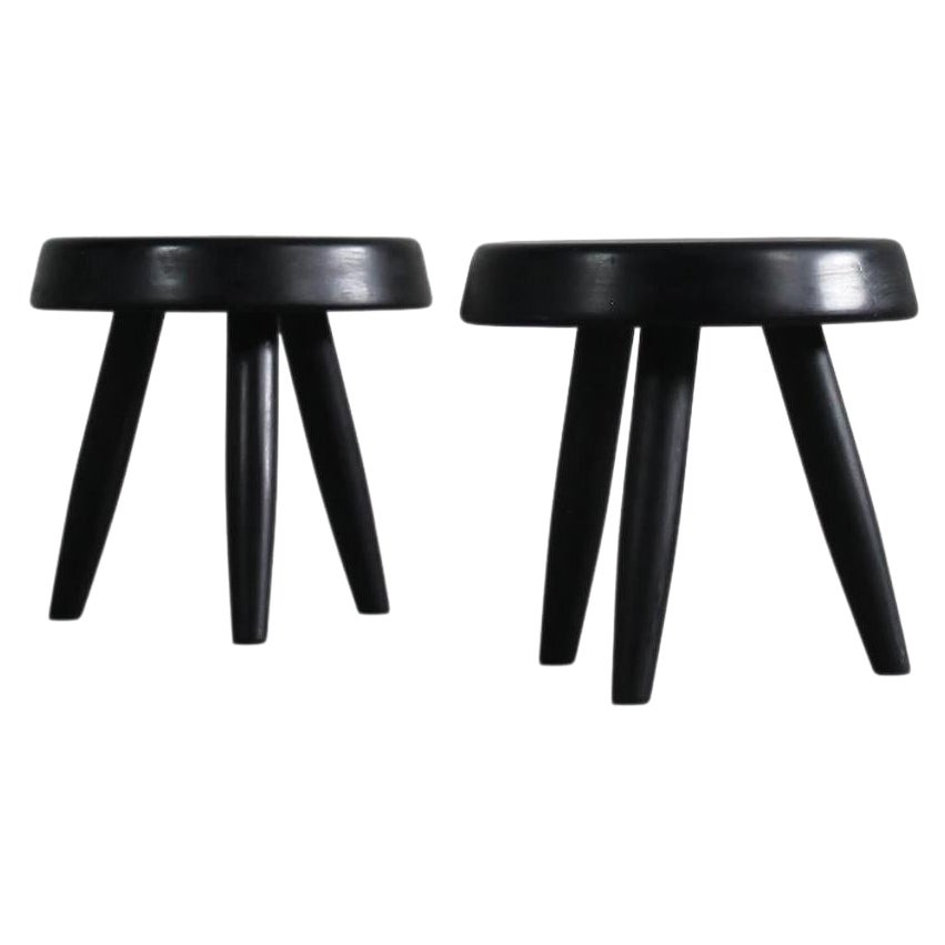 Charlotte Perriand Ensemble de deux tabourets noirs en Wood 1950