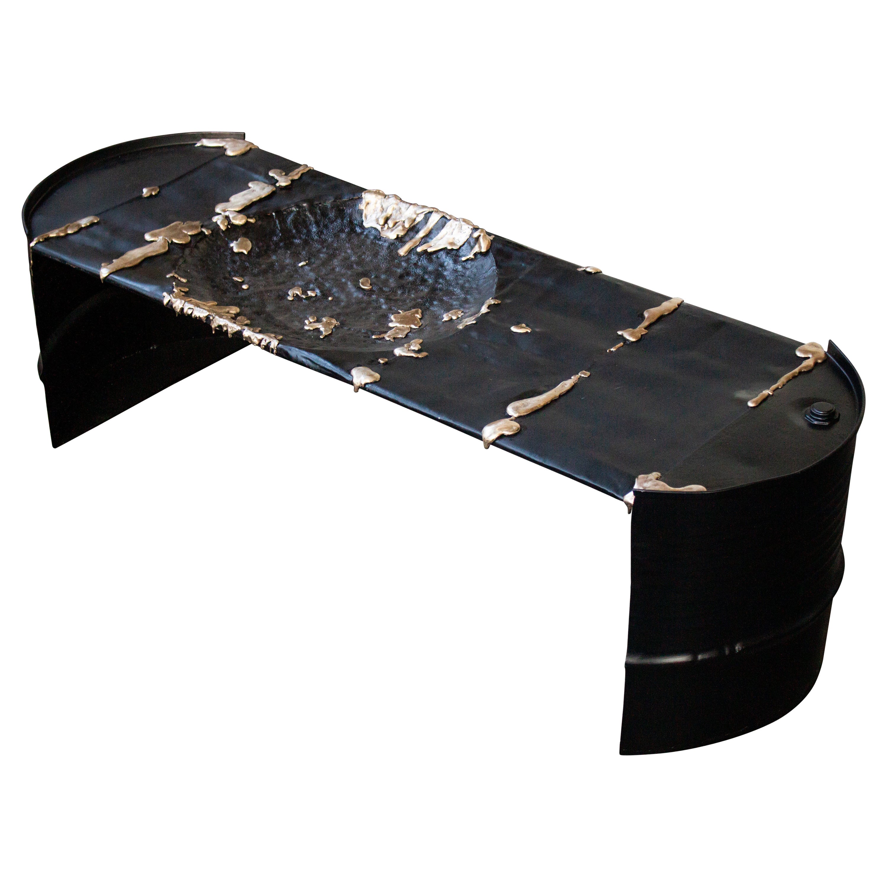 Au fond du tonneau, table en acier de récupération et bronze en vente
