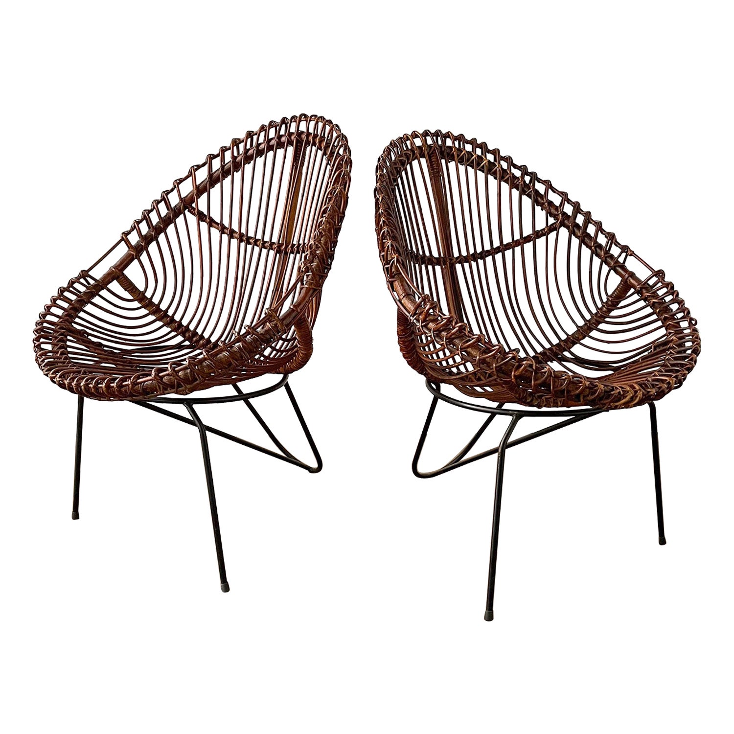 Paire de chaises italiennes du milieu du siècle en rotin sculpté et en fer  en vente