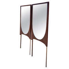 Paire de miroirs Broyhill Brasilia en noyer sculpté, de style moderne du milieu du siècle dernier