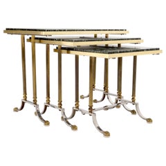 Ensemble de 3 très belles tables d'appoint gigognes en laiton et marbre chromé avec plateau en métal