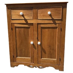 Armoire en noyer cendré du 19e siècle avec boutons en porcelaine