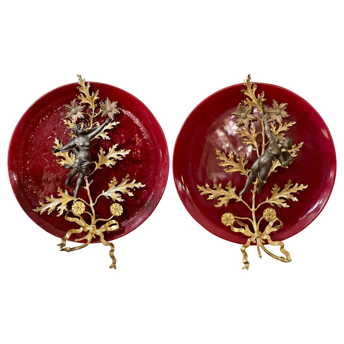 Coppia di piatti antichi francesi in porcellana rossa Faience, bronzo e ormolu, circa 1890