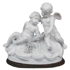 Groupe de deux chérubins autour d'un panier en porcelaine de la fin du 19ème siècle
