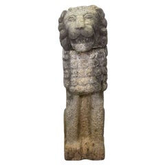 Statue de lion en pierre ancienne
