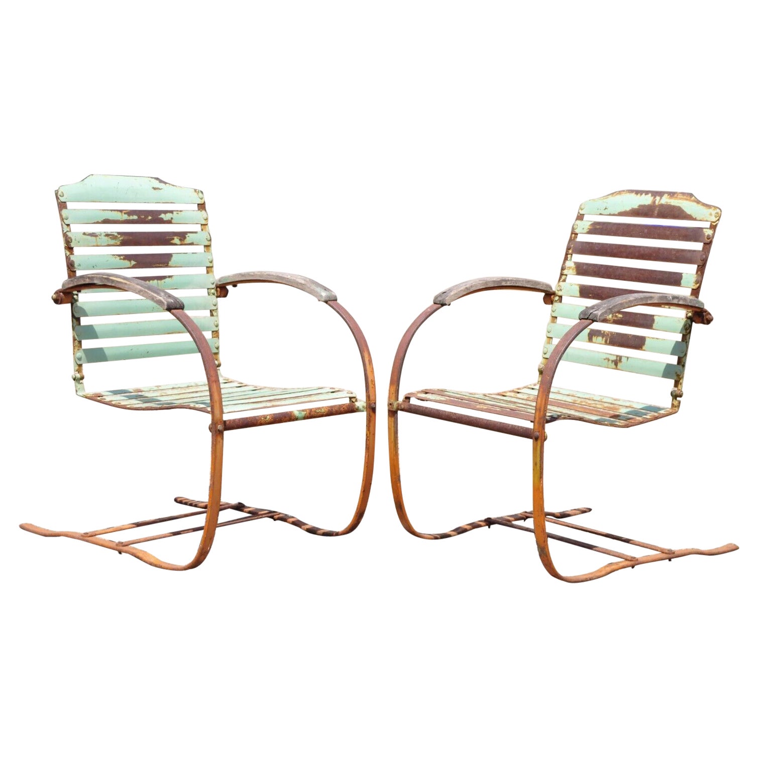 Paire de chaises longues d'extérieur en métal, en acier, peintes à l'aide d'une peinture à effet de détresse, de couleur verte, de style Art Deco ancien en vente