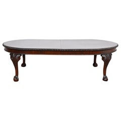 Maitland Smith Mesa de comedor monumental de caoba tallada Chippendale, repintada