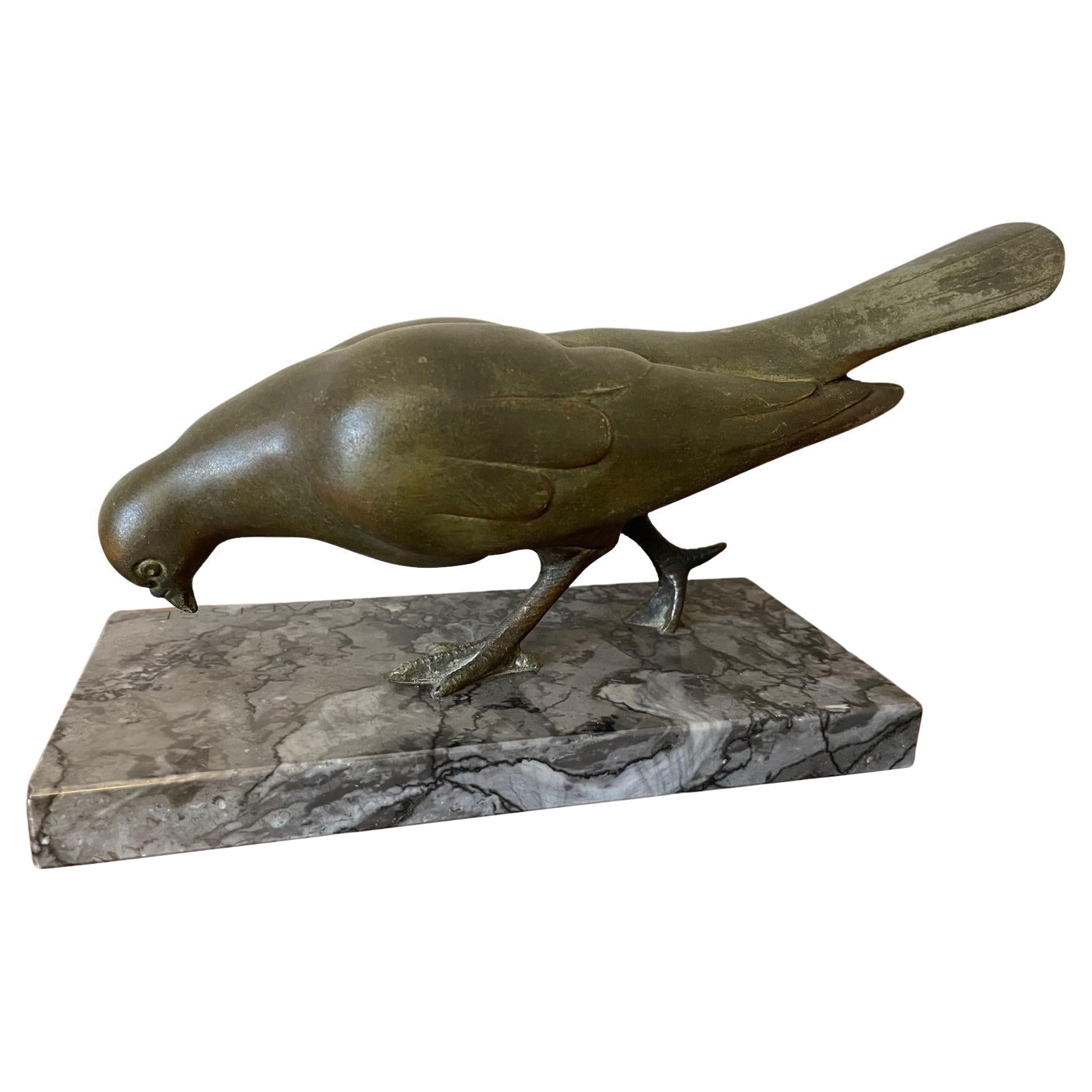Art Deco Französisch Bronze Taube auf einem Marmorsockel signiert G. Arisse im Angebot