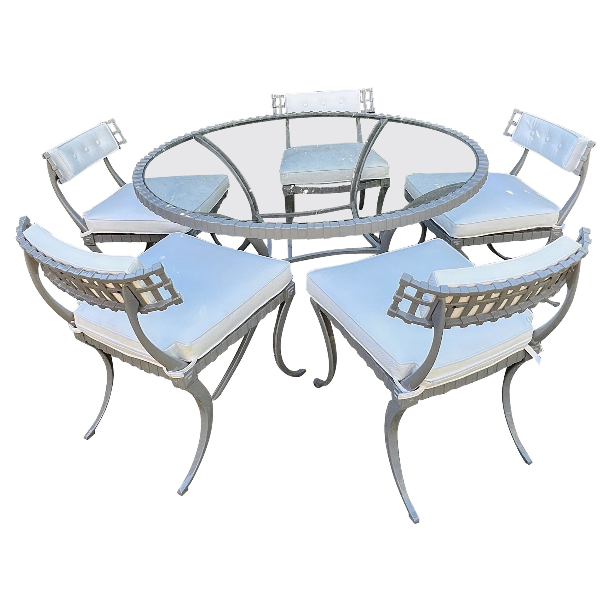 Thinline-Tisch aus der Mitte des Jahrhunderts und fünf Klismos-Stühle in Grau und Weiß
