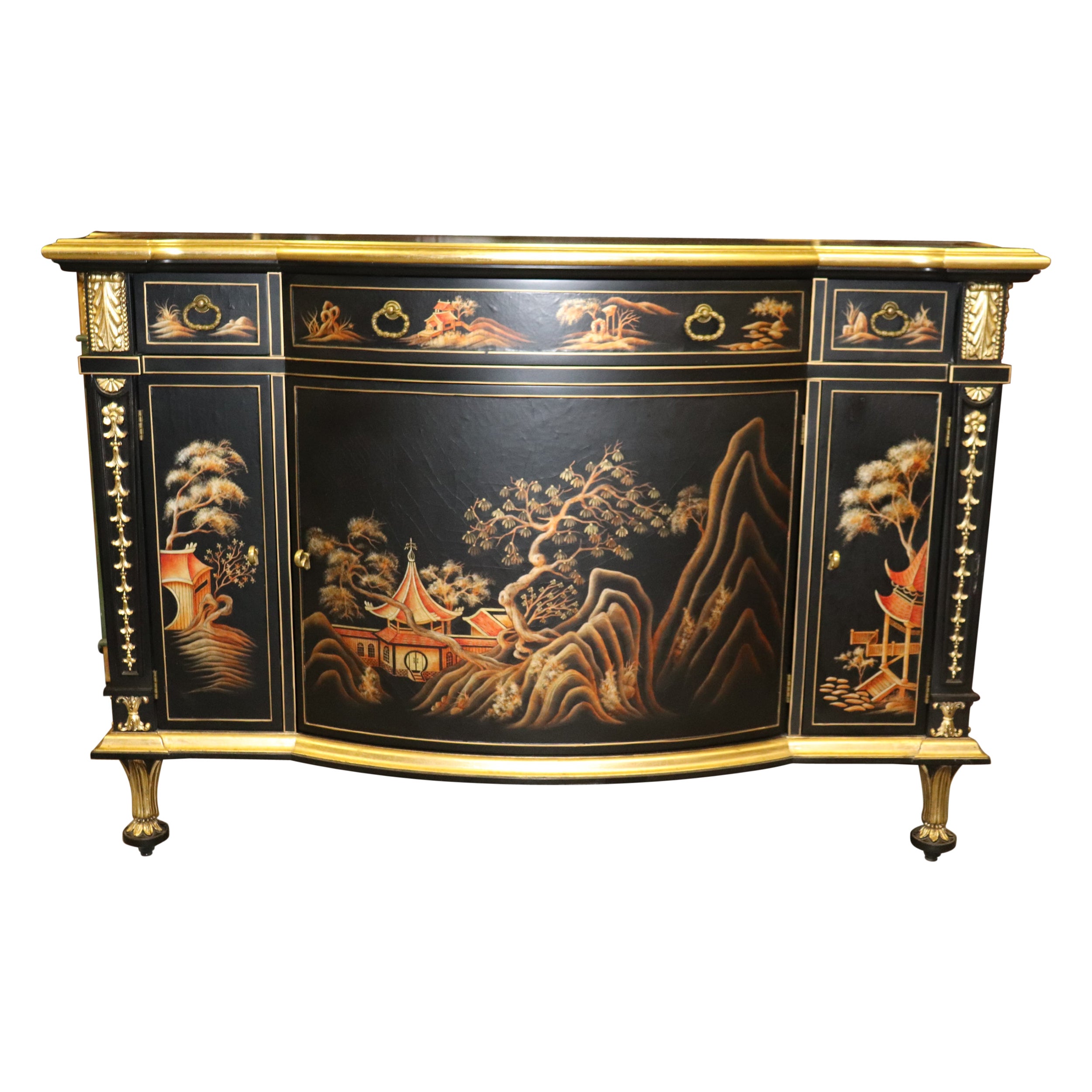 Buffet de commode décoré de peinture chinoiseries avec détails dorés de John Widdicomb  en vente