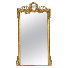 Miroir français du 19ème siècle de style Louis XVI en bois sculpté et doré