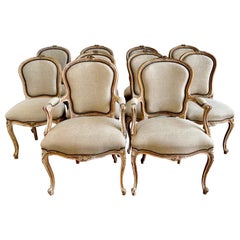 Satz von zehn bemalten französischen Esszimmerstühlen im Louis-XV-Stil