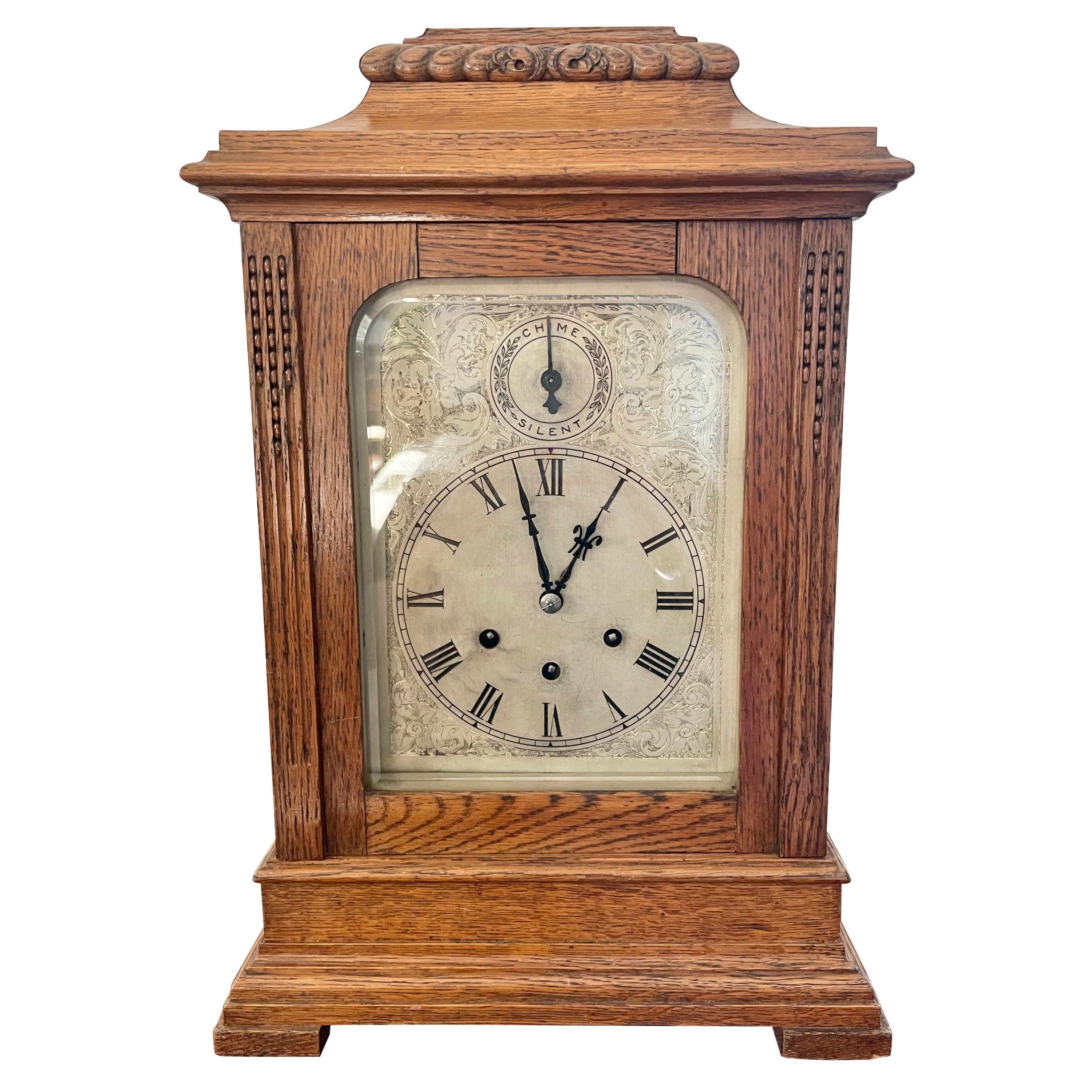 Grande horloge à support en chêne sculpté de qualité victorienne ancienne en vente