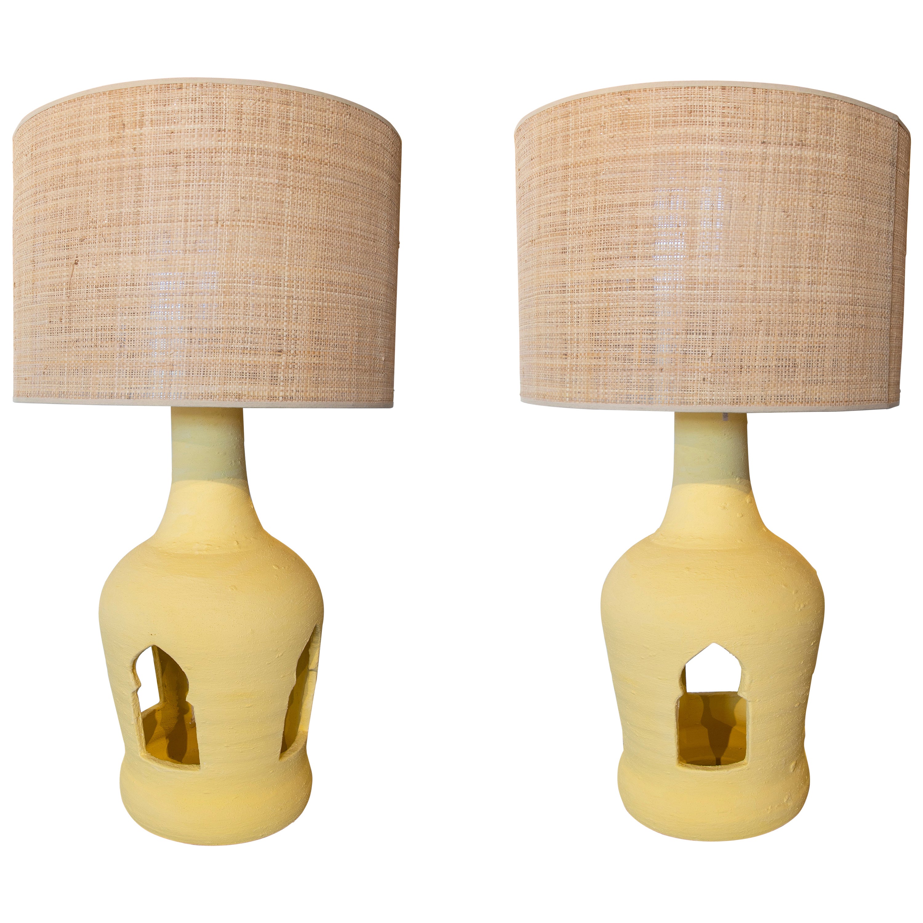Paire de lampes en terre cuite peintes en couleurs jaunes en vente