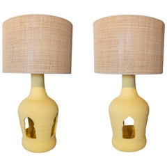 Paar Terrakotta-Lampen in gelben Farben bemalt