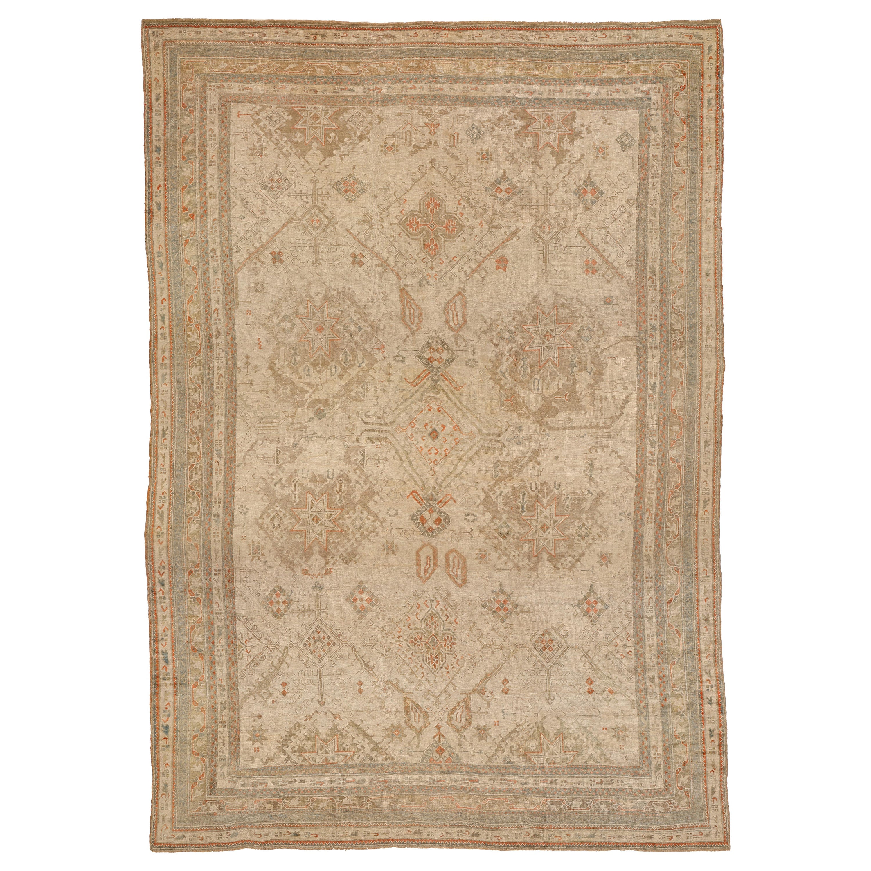 Antiker Oushak-Teppich mit weißem Grund und großformatigem All-Over-Design im Angebot