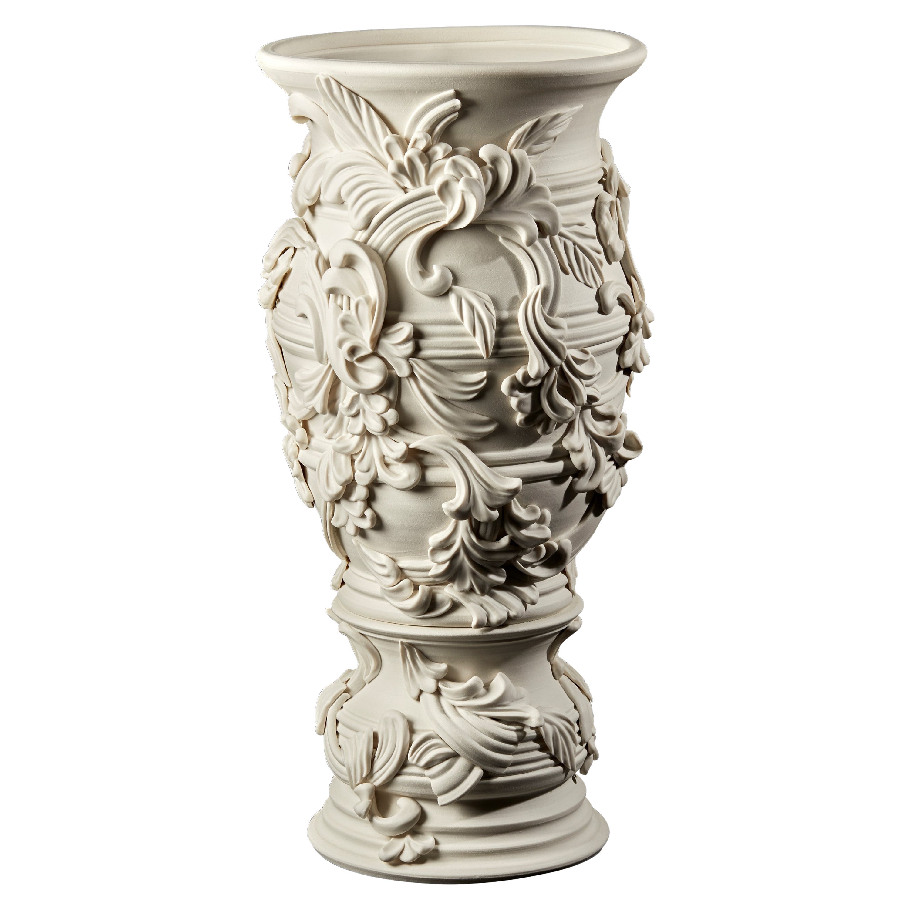 Promenade IV, un vaso alto e scultoreo in porcellana di Jo Taylor