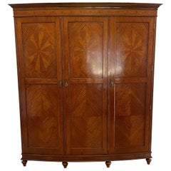 Armoire édouardienne ancienne de qualité exceptionnelle en bois de satin incrusté avec nœud papillon sur le devant