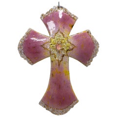 Französisches Jesuskreuz aus rosa emailliertem Kupfer aus Limoges, Mitte des Jahrhunderts