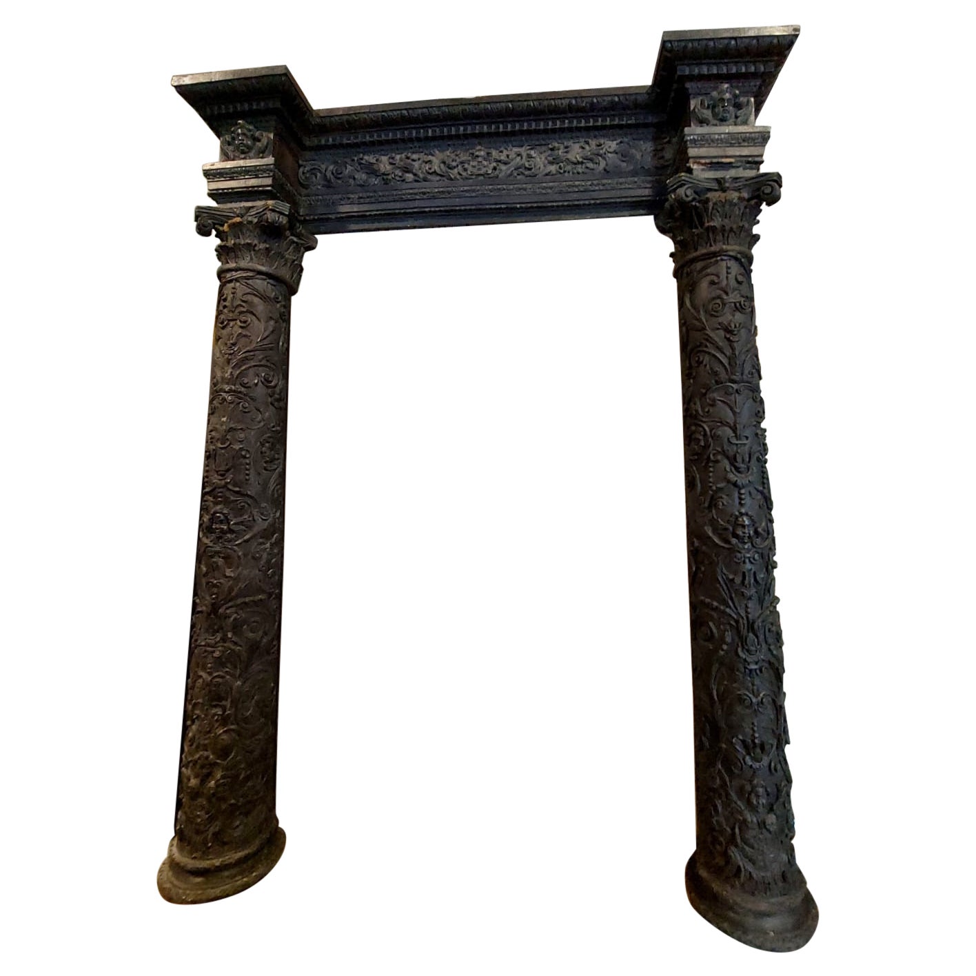 Antikes und bedeutendes Portal aus reich geschnitztem Nussbaumholz, 16. Jahrhundert, Italien (Rom) im Angebot