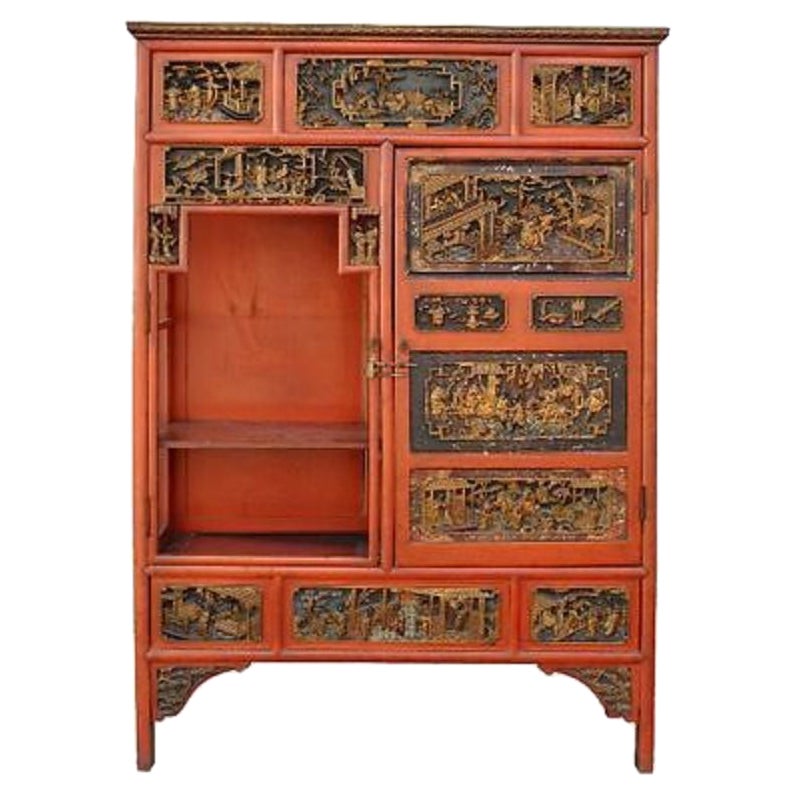 Armoire chinoise laquée en rouge corail et sculptée, fin du 19ème siècle en vente