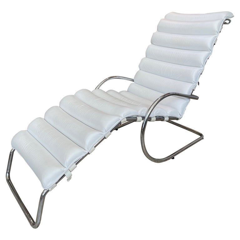 Chaise en chrome et cuir blanc dans le style de Milo Baughman En vente sur  1stDibs