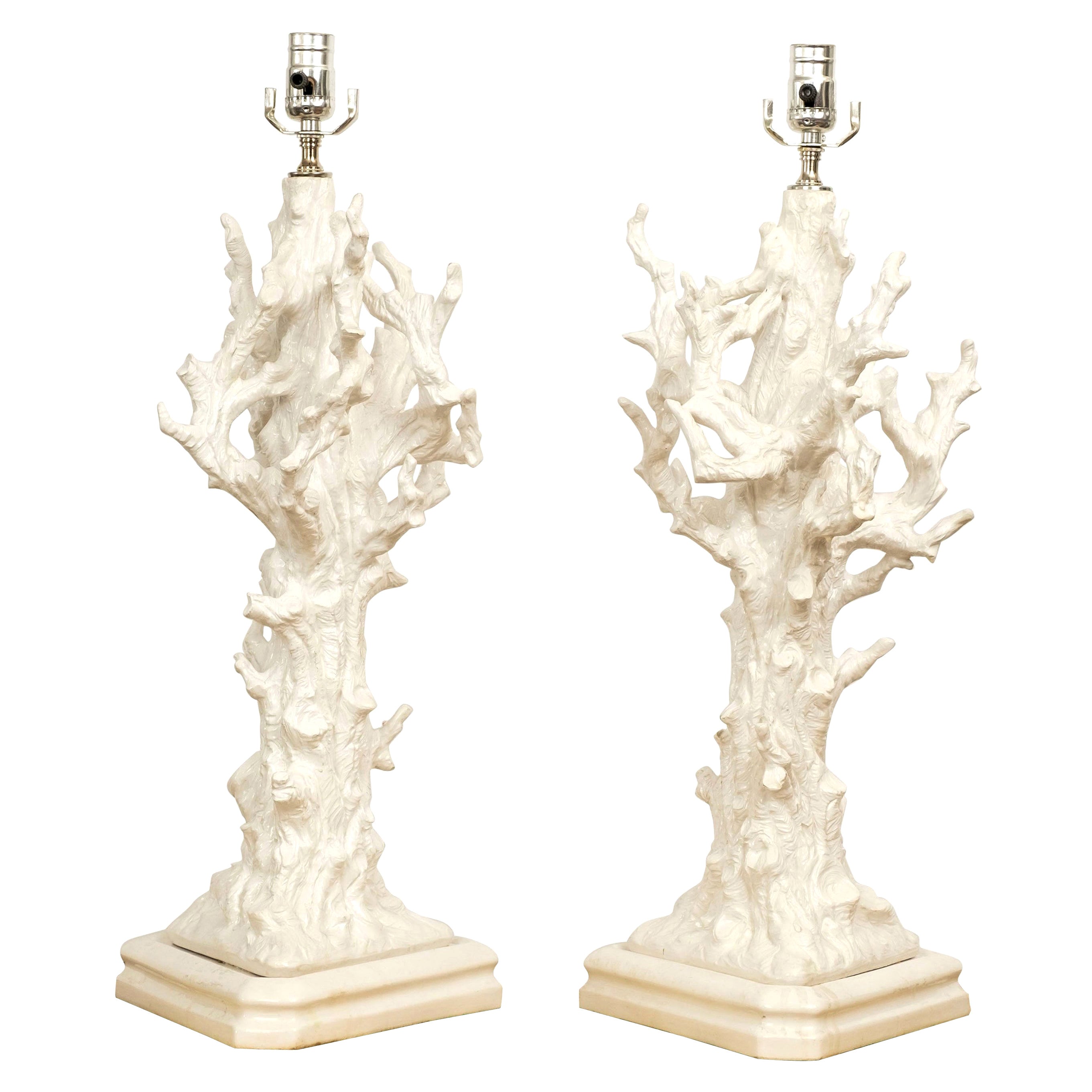 Paire de lampes italiennes en porcelaine émaillée blanche et faux corail