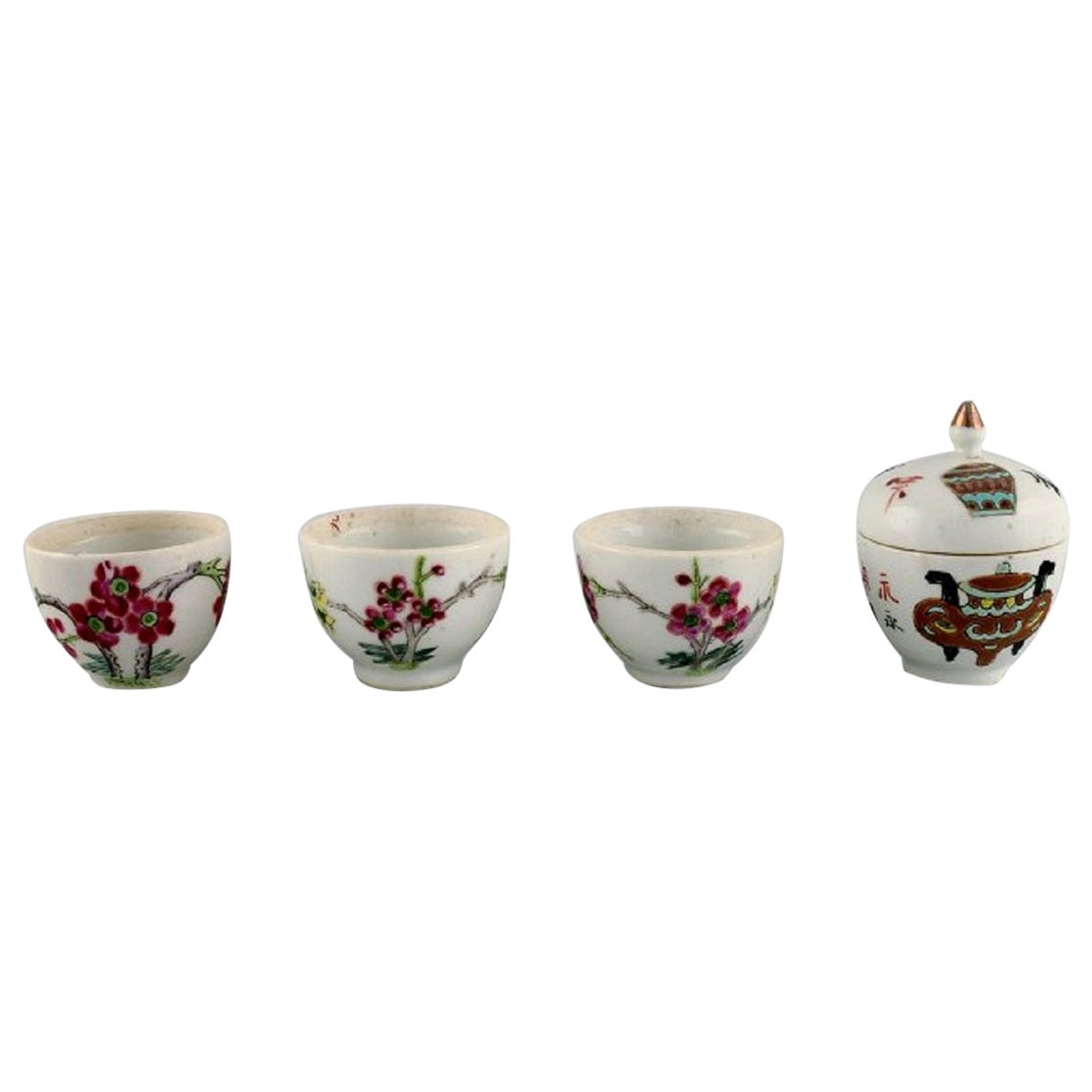 Ancienne jarre à couvercle chinoise et trois tasses en porcelaine peinte à la main