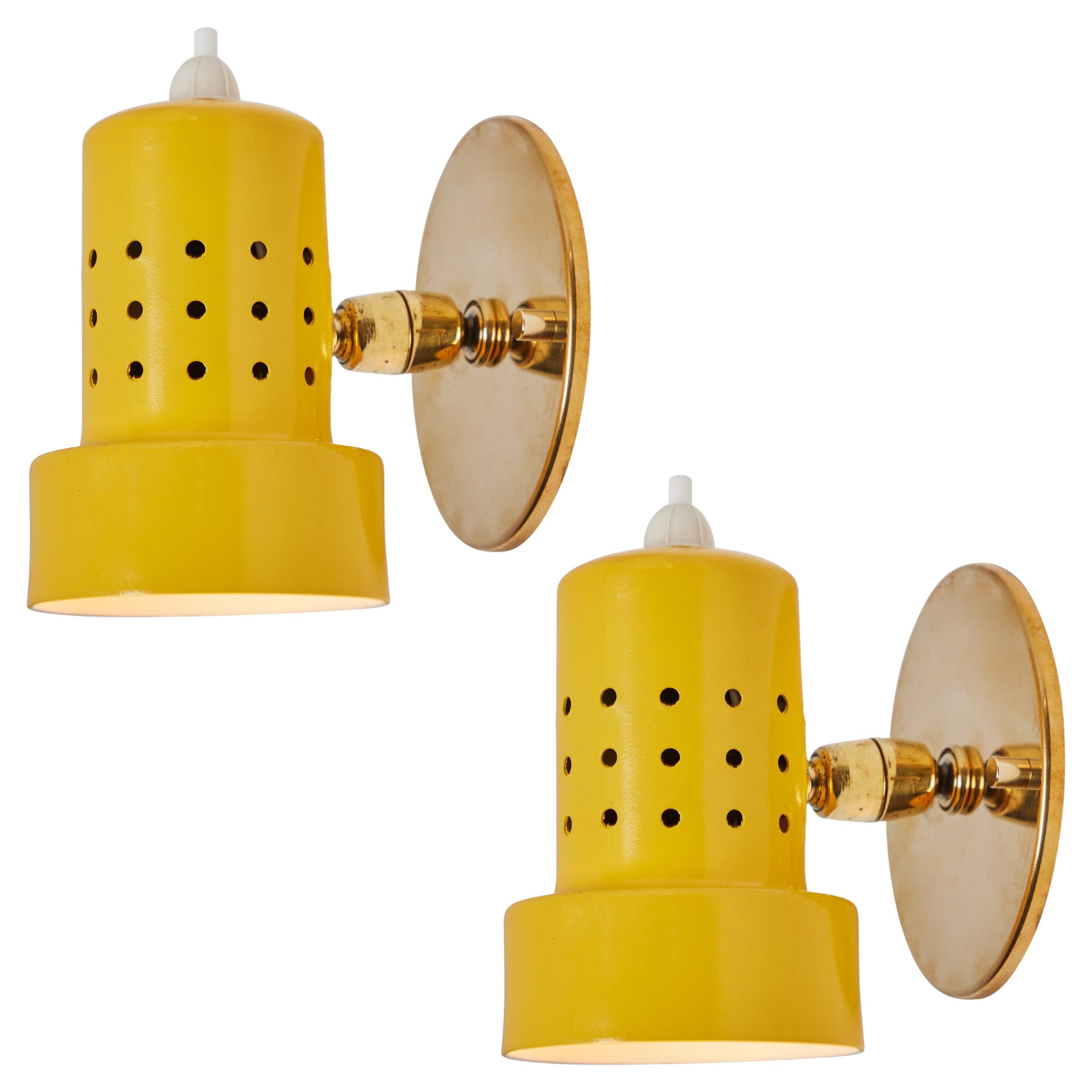 Paire d'appliques articulées jaunes perforées Stilux Milano des années 1960 en vente