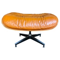 Seltene Herman Miller Eames-Ottomane mit gebranntem orangefarbenem Leder