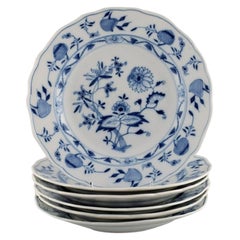 Six assiettes plates anciennes en porcelaine de Meissen à oignons bleus peintes à la main
