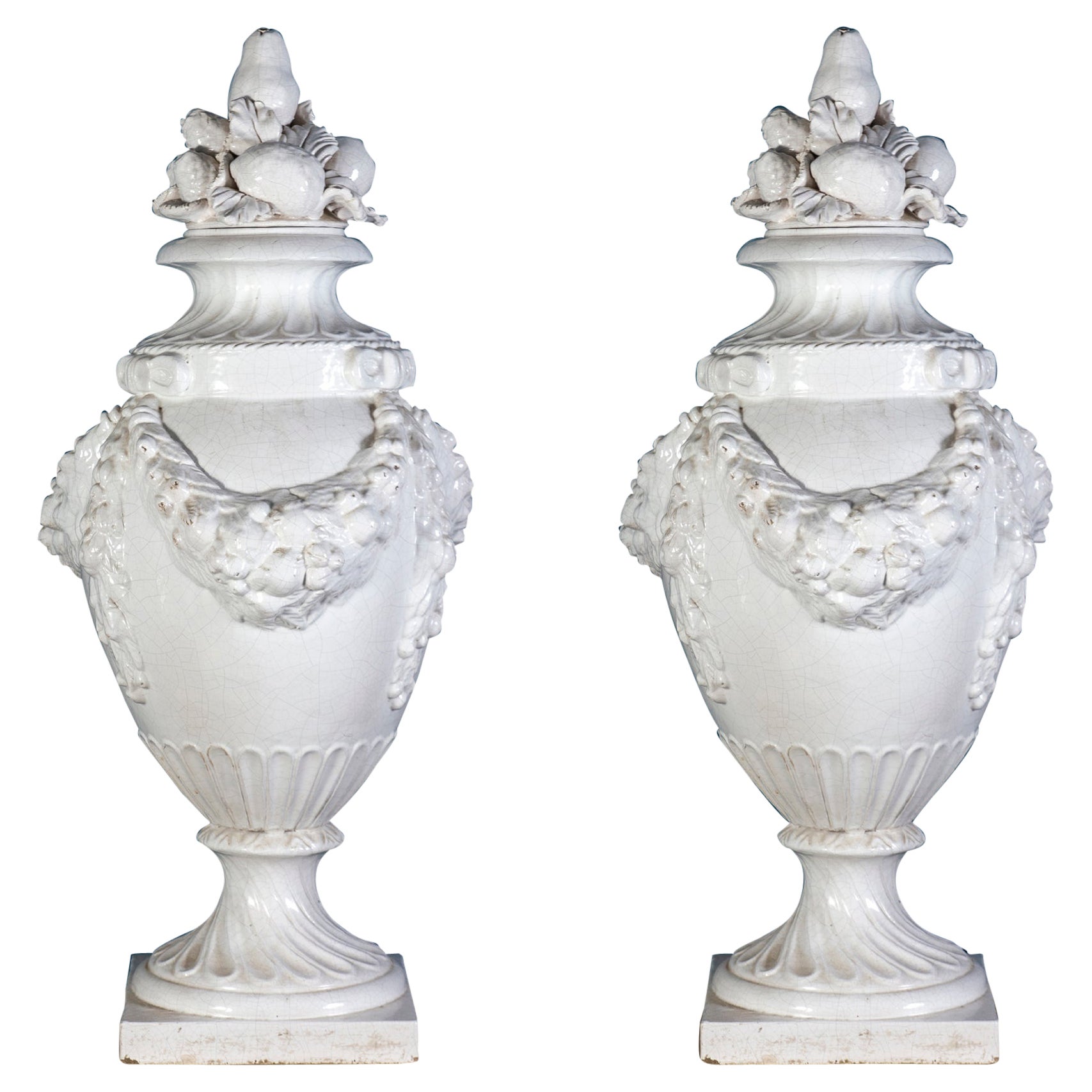 Paire de grands vases-urnes italiens en céramique blanche avec urne