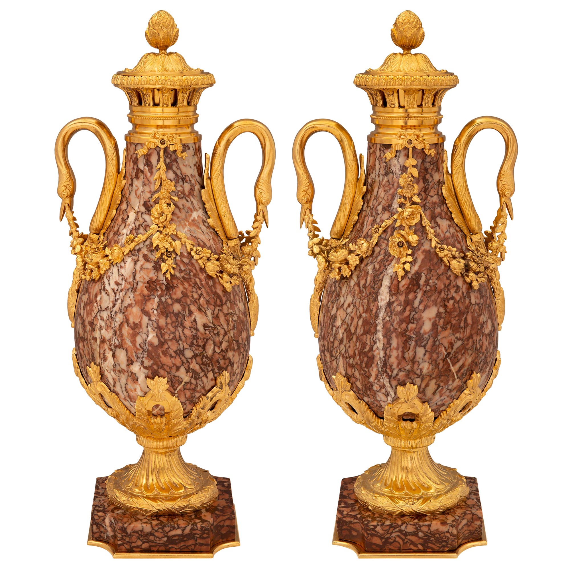 Paire d'urnes à couvercle en marbre et bronze doré de style Louis XVI du 19ème siècle français en vente